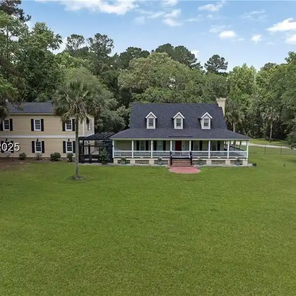 EXPANSIVE 4+ ACRE LOWCOUNTRY ESTATE RETREAT