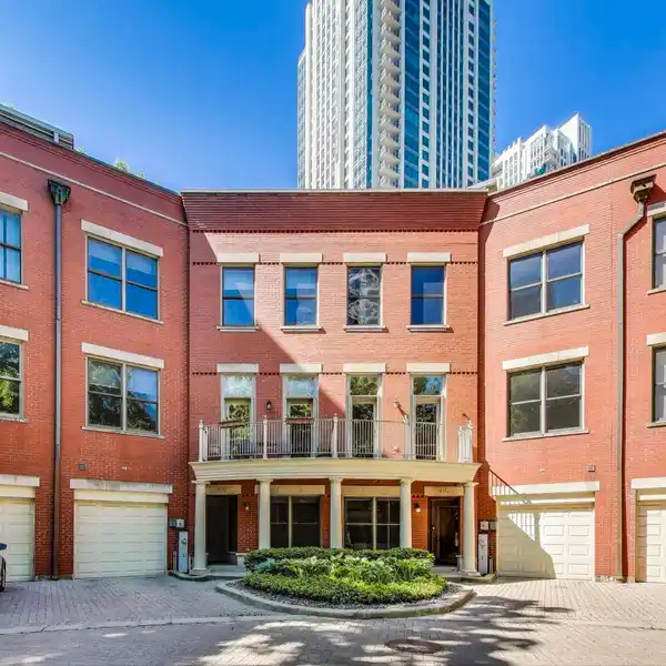 REFINED TOWNHOME IN KINZIE PARK