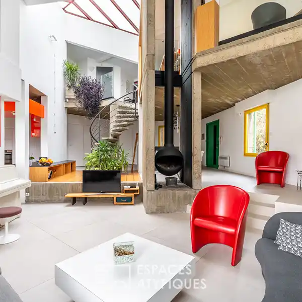 ARCHITECT-DESIGNED HOME NEAR THE CENTER OF SAINT CYR