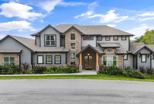 LUXURY LIVING IN THE SUMMIT