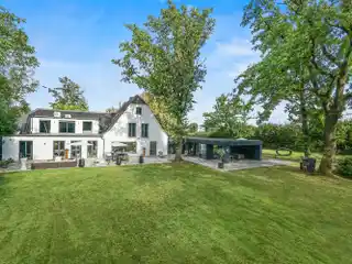 Living on the Rhine Dam - Exclusive Villa on Secluded Park Land