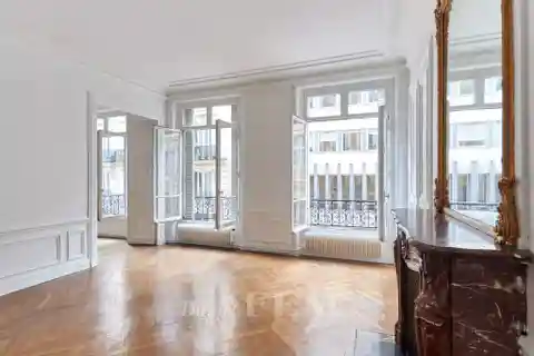 First-floor Dual-aspect Apartment