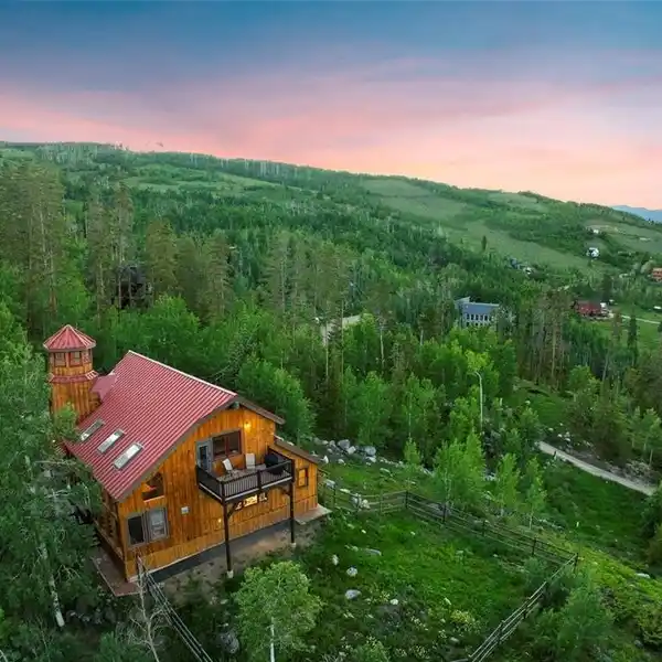 CHARMING HOME IN COVETED SIERRA BOSQUE