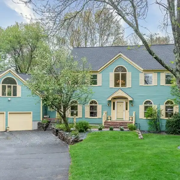 BEAUTIFULLY MAINTAINED CUSTOM COLONIAL