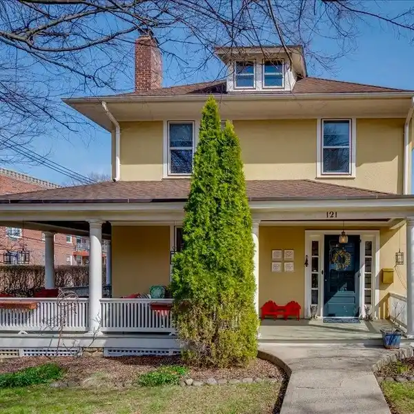 CHARMING HOME A BLOCK TO THE RIVER