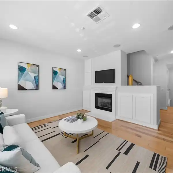 SPLIT-LEVEL TOWNHOME IN A CONVENIENT LOCATION