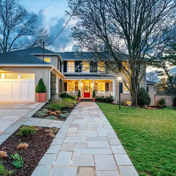 RESORT-STYLE OASIS ON SPACIOUS CUL-DE-SAC