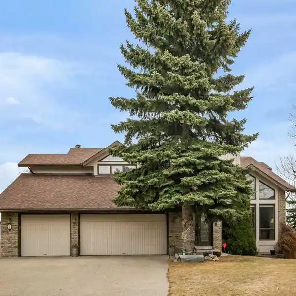 GRAND HOME BACKING TO GREEN SPACE