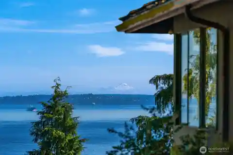 Private Retreat with Panoramic Island Views