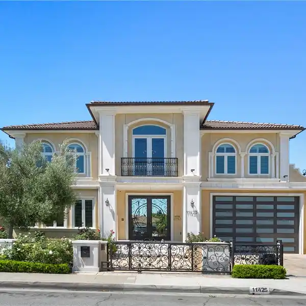 STUNNING MEDITERRANEAN-STYLE LUXURY SMART HOME