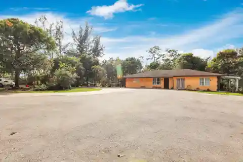 Create Your Dream Estate on an Expansive Lot