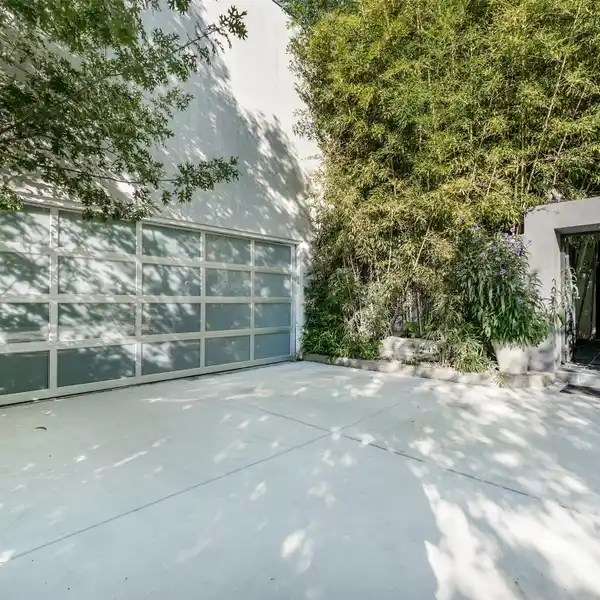 SPACIOUS RESIDENCE WITH FLEXIBLE LIVING SPACES