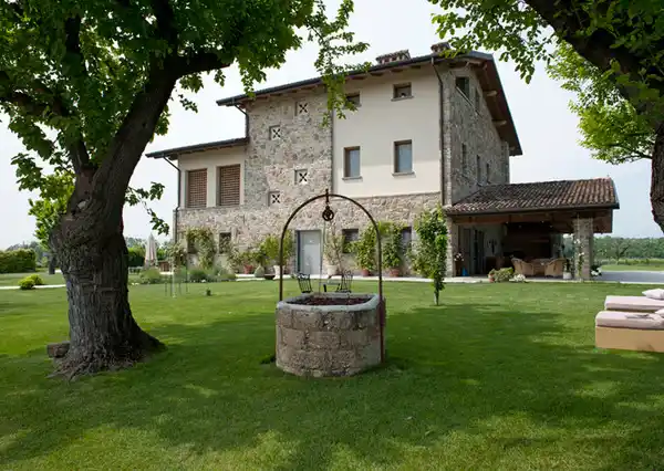 CHARMING RUSTIC HOUSE SURROUNDED BY VINEYARDS
