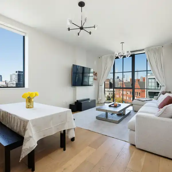 LARGE 3-BEDROOM WITH FLOOR-TO-CEILING WINDOWS