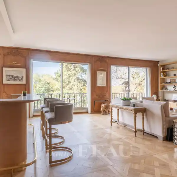 CONTEMPORARY ELEGANCE WITH PANORAMIC WOODLAND VIEWS