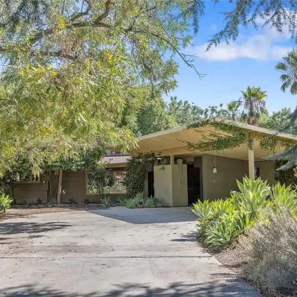 SINGLE-LEVEL MID-CENTURY MODERN RESIDENCE