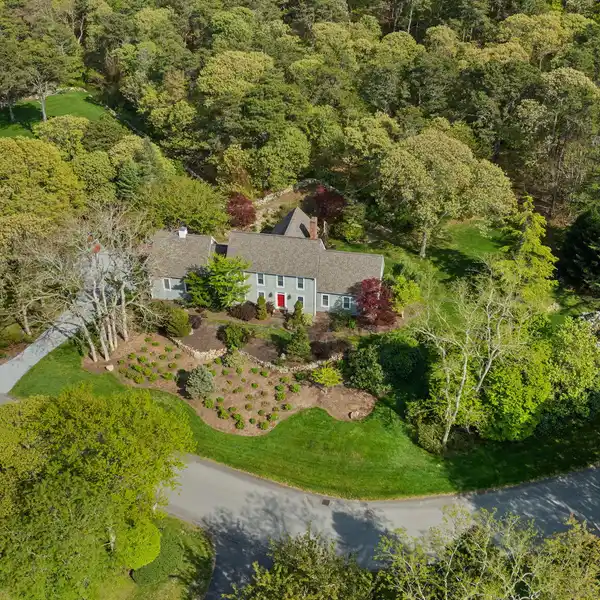 SPACIOUS CONTEMPORARY COLONIAL NEAR BEACH & NATURE
