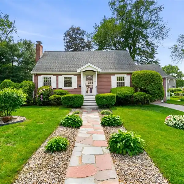 CLASSIC CAPE WITH MODERN FAMILY COMFORTS