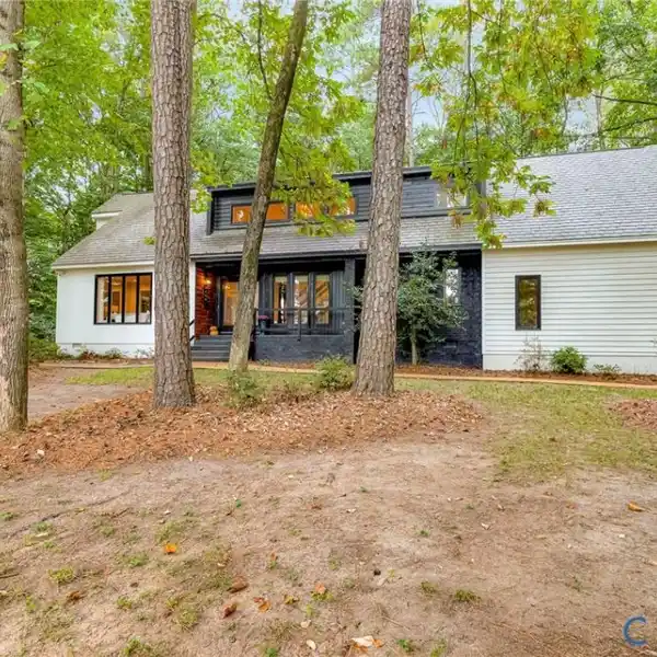 ELEGANT RETREAT WITH STRIKING ARCHITECTURAL DETAILS