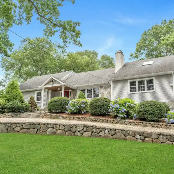 METICULOUSLY MAINTAINED HOME IN THE PRESTIGIOUS KING MERRITT ASSOCIATION