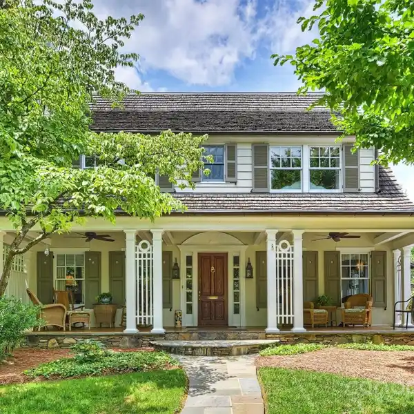 CLASSIC STYLE WITH PRIVATE BLUESTONE PATIO