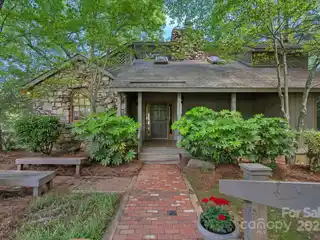 Over One Acre with a Private Lake in Mammath Oak