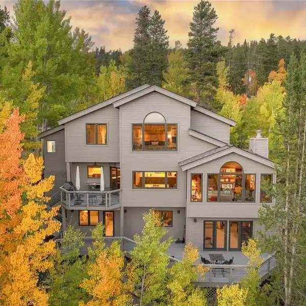 OUTDOOR ENTERTAINER’S DREAM | BBQ DECK & SUNLIT FAMILY SPACES