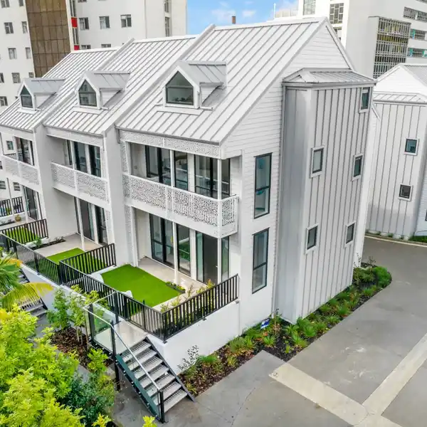 FREEHOLD DESIGNER TOWNHOUSE IN PRIME LOCATION