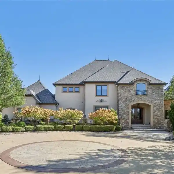 EXQUISITE HOME IN A SERENE SETTING