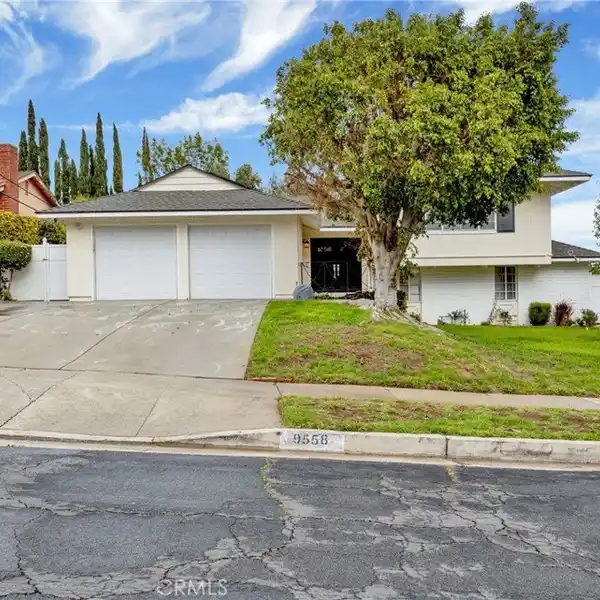 BEAUTIFUL HOME IN A QUIET NEIGHBORHOOD