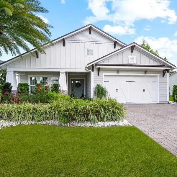 CRAFTSMAN-STYLE POOL HOME IN JULINGTON LAKES