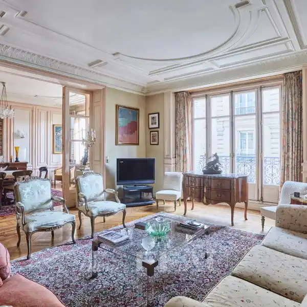 ELEGANT APARTMENT WITH AN OPEN VIEW OF PLACE VICTOR HUGO