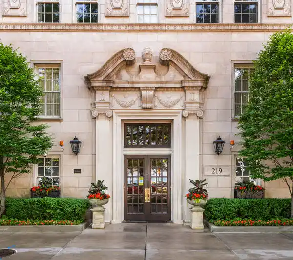 EXQUISITE APARTMENT IN AN HISTORIC GOLD COAST BUILDING