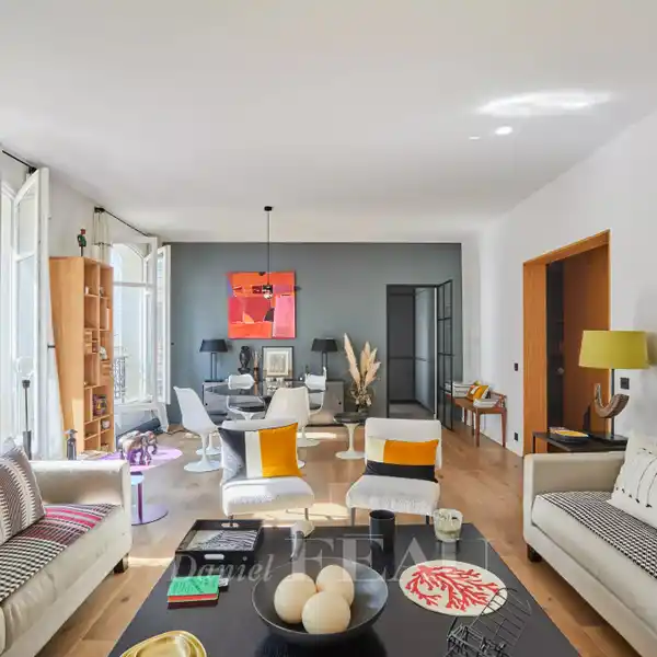 BRIGHT AND PEACEFUL DUAL-ASPECT APARTMENT