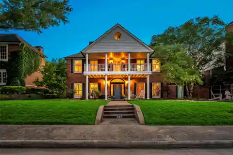 Indoor-outdoor Flow in Prestigious Quiet Enclave