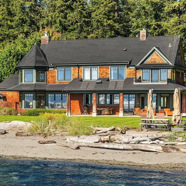 WHERE TIMELESS ELEGANCE MEETS THE SEA