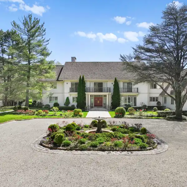 GATED EIGHT-ACRE SHOWCASE