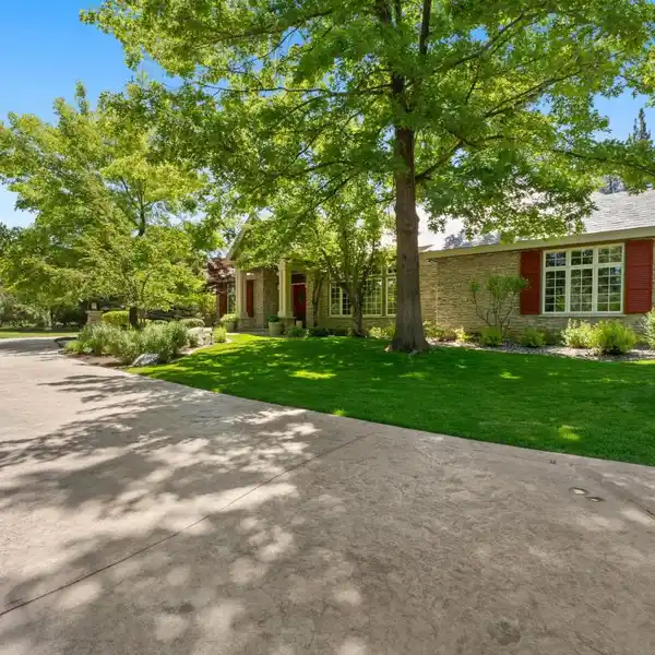 INCREDIBLE FIVE-ACRE RANCHER