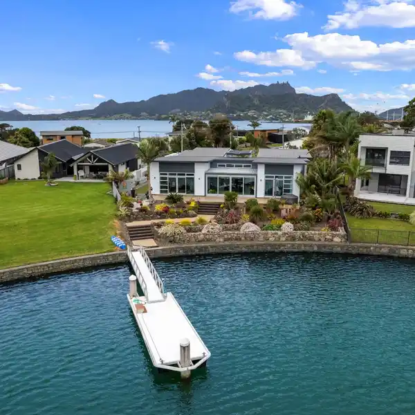 WATERFRONT LIVING AT ITS BEST