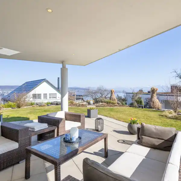 WäDENSWIL: REFINED LIVING WITH PANORAMIC VIEWS AND ABUNDANT SPACE