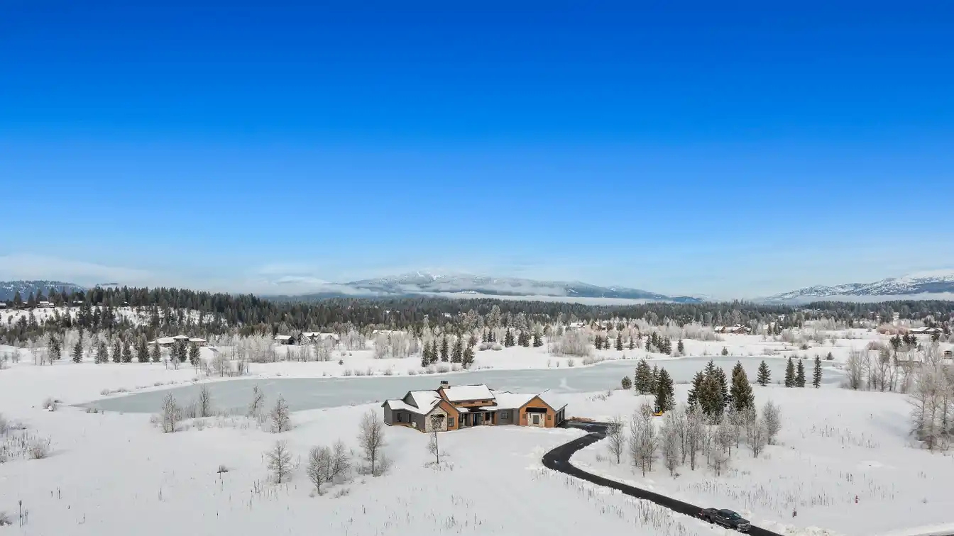 Luxury Mountain Retreat on a Lake
