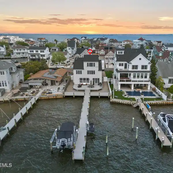 SPECTACULAR GREEN ISLAND BAYFRONT RETREAT WITH PRIVATE PIER