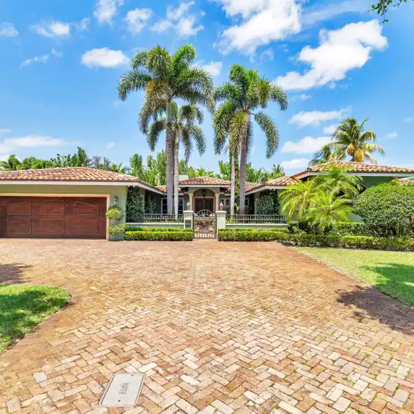 QUINTESSENTIAL FLORIDA LIVING IN A GREAT LOCATION