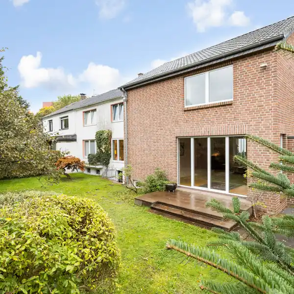 SPACIOUS SINGLE-FAMILY HOME WITH A SEPARATE APARTMENT AND STUDY