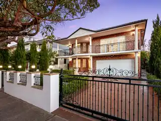 Grand-Scale Home with a Flowing Design
