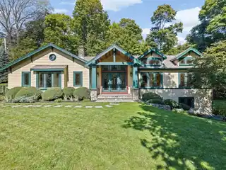 Lovely Residence in a Four-Home Enclave