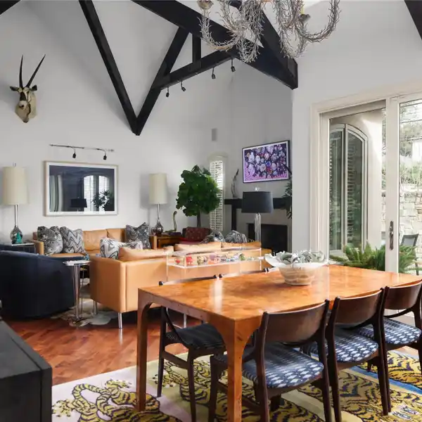 SOPHISTICATED LOCK-AND-LEAVE RESIDENCE