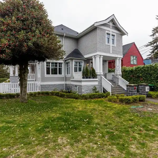 LOVELY UNIT IN A STRATAFIED TRIPLEX