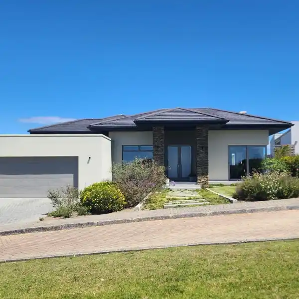 MODERN HOME IN THE PRESTIGIOUS OUBAAI GOLF ESTATE