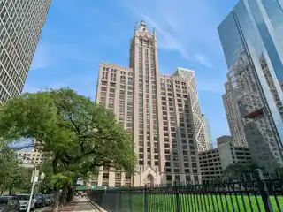 Elegant Chicago Penthouse with Iconic Lakefront Views
